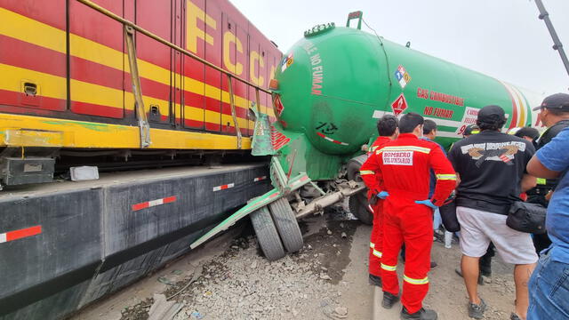 Huachipa: persona queda atrapada debajo de camión cisterna de gas que colisionó contra tren | Carretera Central | Ate