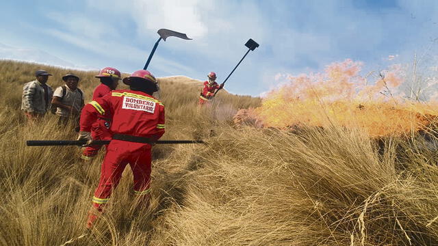 COMBATE. Brigadas de comuneros y serenazgo de Quispicanchi ayudan a los bomberos a controlar el fuego que amenaza con llegar a zonas pobladas. Viento complica labores de bomberos.