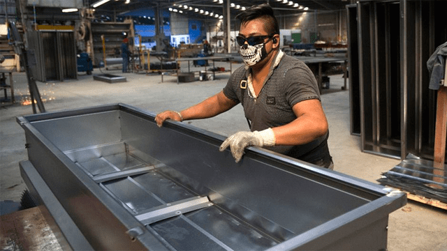 Fabrican ataúdes de acero para evitar la cremación en difuntos por COVID-19