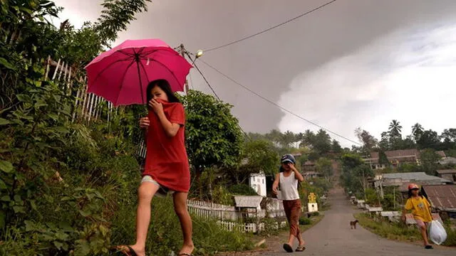 El temor se reaviva en Indonesia por erupción de volcán Soputan 