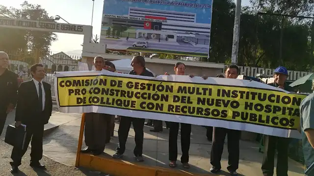 Comas: realizan plantón frente a hospital de Collique [FOTOS Y VIDEO]