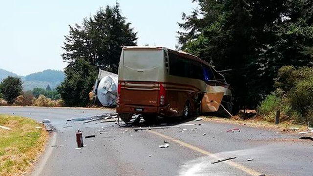 Autobús de staff de Marco Antonio Solís impacta con camión cisterna de gasolina y deja un muerto [FOTOS]