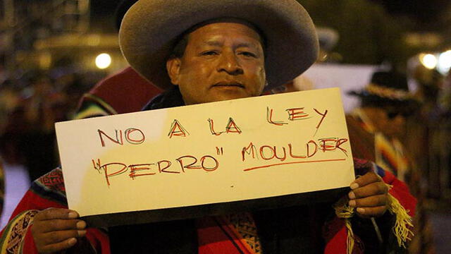 Periodistas de Cusco muestran su rechazo a la "Ley Mordaza" en desfile cívico [FOTOS Y VIDEO]