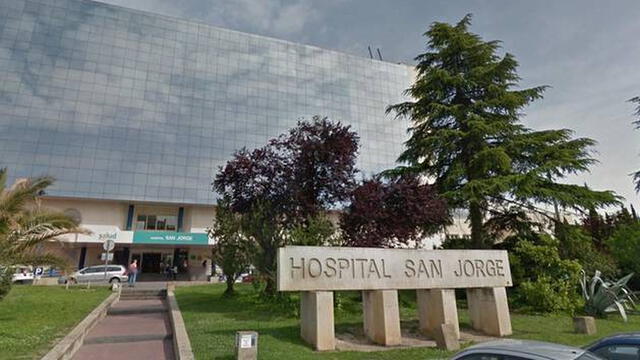 En el hospital San Jorge también estuvo ingresada la hija de la mujer y un vecino de su localidad. (Foto: El Español)