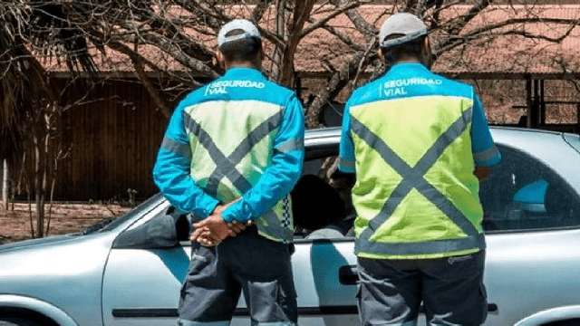 Argentina: pareja sale en cuarentena y esconden a sus hijos en la maletera del auto