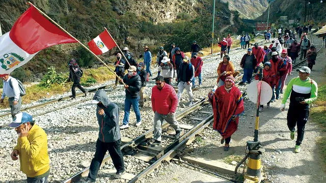medida. Comuneros marcharon por la vía férrea, a casi dos horas de caminata desde la estación de Ollantaytambo (Urubamba).