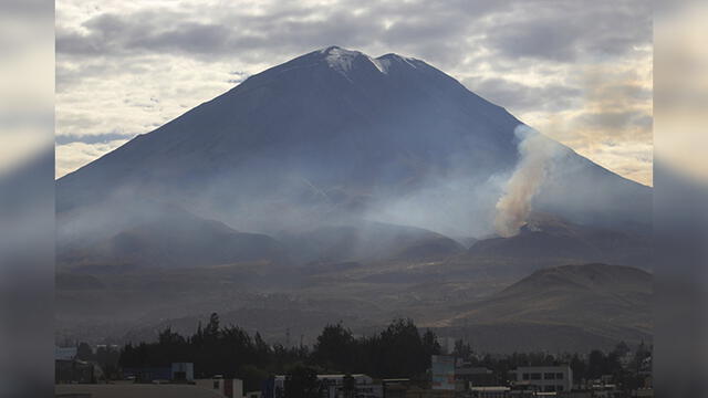 Incendio forestal en el volcán Misti