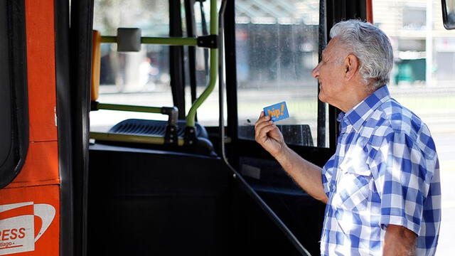 Adultos mayores de 65 años tendrán una reducción en la tarifa del transporte público.