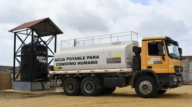 Camiones cisternas abastecen con agua potable a tanques instalados por OTASS