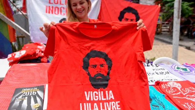 Simpatizate esperan a Lula da Silva. Foto: AFP.