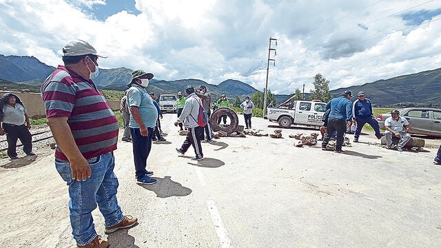 No pasan. En Cusco se impidió el paso. Viajeros tuvieron que caminar para llegar a sus destinos. Foto: La República