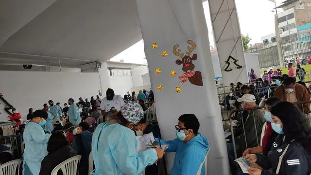 Gran cantidad de personas en vacunatorio de Plaza Norte. Foto: @NoPrepara2/Twitter