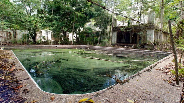 Vista de la piscina y parte de la mansión de Pablo Escobar dentro de la Haciendo Nápoles. Foto: EFE.