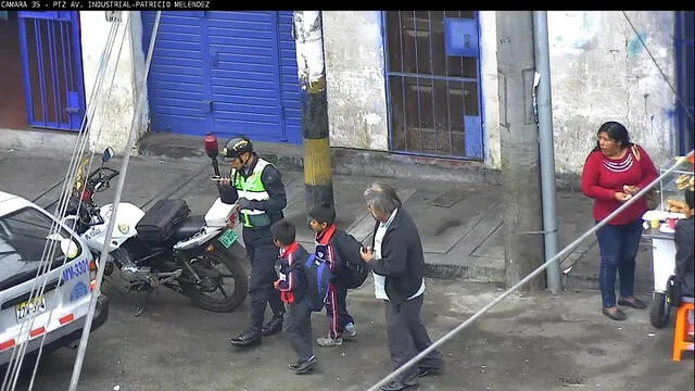Tacna: Policía ayuda a niños que se quedaron sin pasaje [FOTOS]
