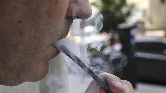 Hombre exhalando humo de un cigarrillo electrónico en Washington, DC.