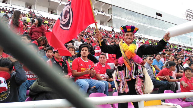 Hincha del Cienciano en el estadio Inca Garcilaso de la Vega. Foto: Jazmín Lezama Rivas.