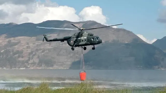 Helicóptero de la Fuerza Aérea brinda apoyo en incendio del Bosque de Chinchay en Apurímac. Foto: La República.