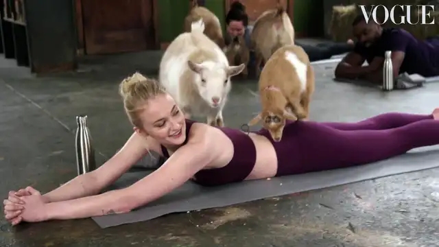  Sophie Turner y su extraña sesión de yoga con cabras [VIDEO]