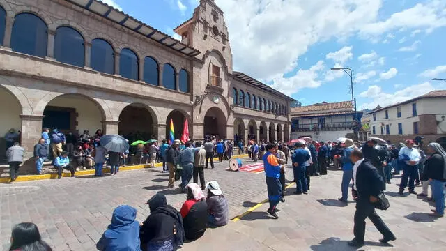 En Cusco, realizaron plantón en el frontis de la comuna provincial. Foto Luis Alvarez