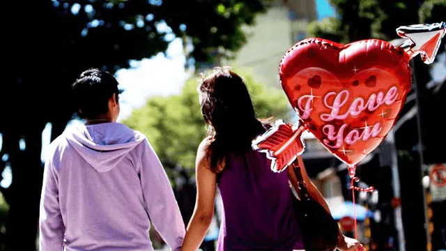 En la actualidad, millones de parejas celebran el Día de San Valentín dándose regalos románticos.