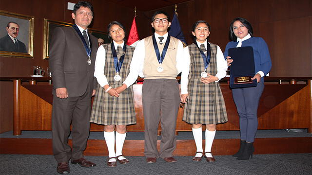 Alumnos ganan concurso escolar de desarrollo económico financiero