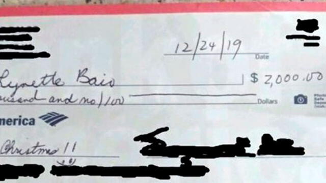 La mujer se emocionó hasta las lágrimas cuando recibió el cheque.