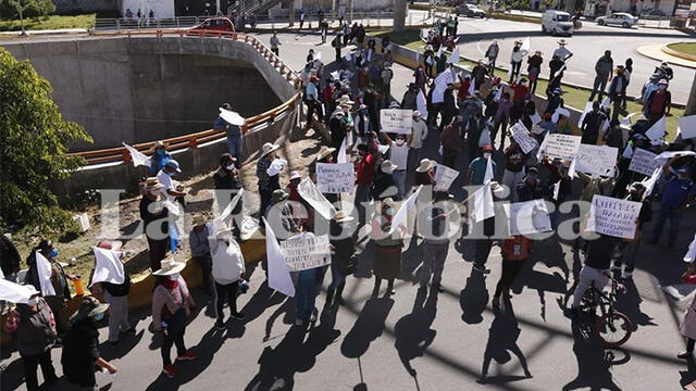 Decenas de comerciantes intentaron llegar hasta la comuna de Bustamante en Arequipa para exigir que mercados reabran.