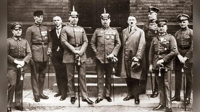 Durante el juicio: Hitler y otros acusados por el 'putsch' de Múnich. Foto: Universal History.
