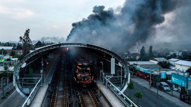 imágenes de uno de los vagones del Metro de Chile tras la jornada de violencia. Foto: AFP