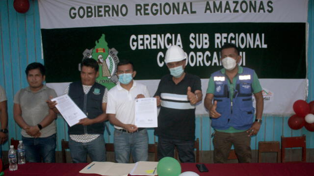 Firma de contrato para mejorar colegio en Condorcanqui