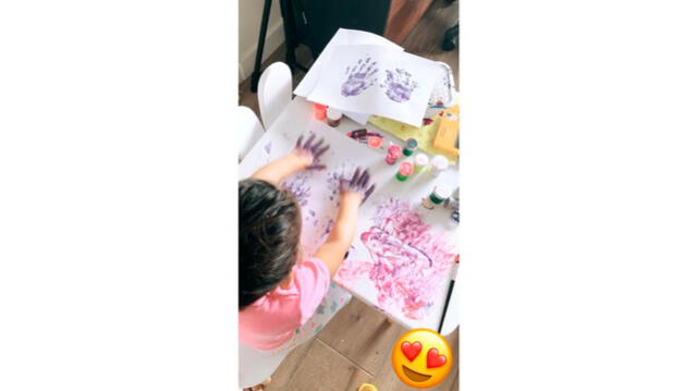 Pareja de Karen Shwarz le enseña a su hija el arte de la pintura. Foto: Instagram