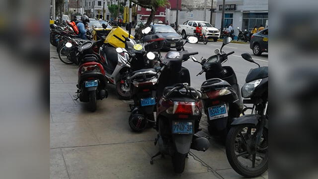 #YoDenuncio: motociclistas estacionan y ocupan veredas de Lince