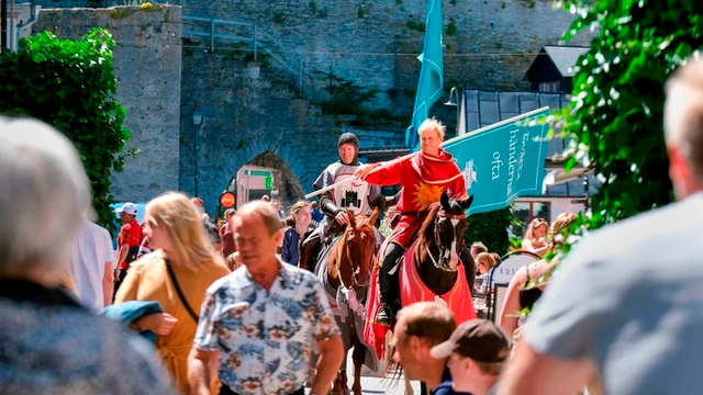 Los ‘caballeros medievales’ recorren las calles de la isla para recordar a los visitantes el distanciamiento social. Foto: Clarín