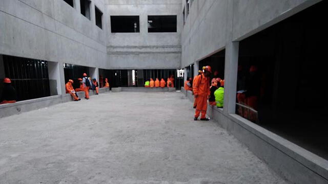 Arequipa: Obreros paralizan construcción de hospital de Camaná por despido de trabajadores [FOTOS] 