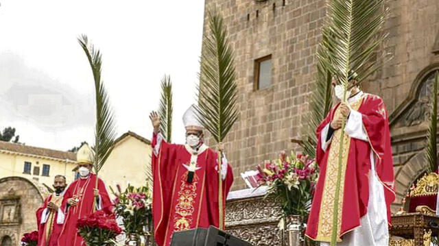 Bendición. En Cusco se realizó la bendición de ramos en la plaza de la ciudad. Cientos de personas se apostaron con sus imágenes. Foto: La República