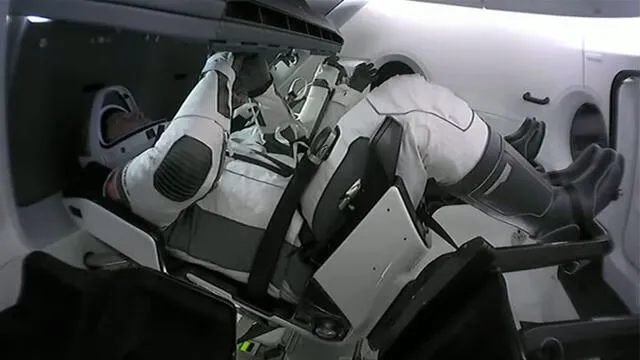 Astronautas de la NASA regresando a la Tierra en la Dragon. Imagen: NASA/SpaceX.
