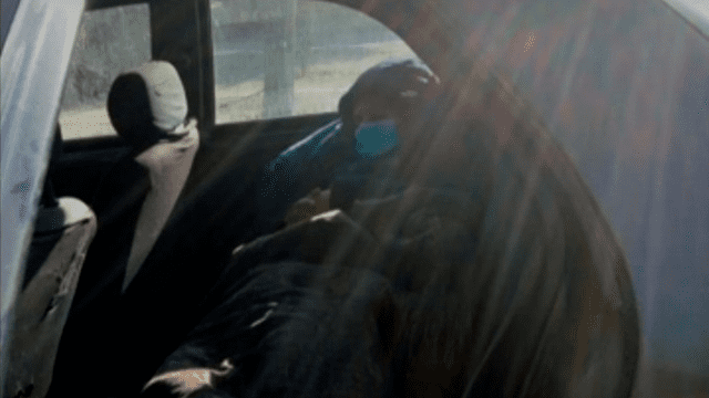Joven de 29 años pasa cuarentena dentro de su vehículo tras dar positivo por coronavirus. Foto: Meganoticias