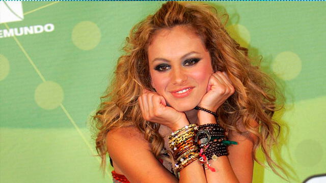 Paulina Rubio causa polémica por extraña actitud duante transmisión en vivo [VIDEO]