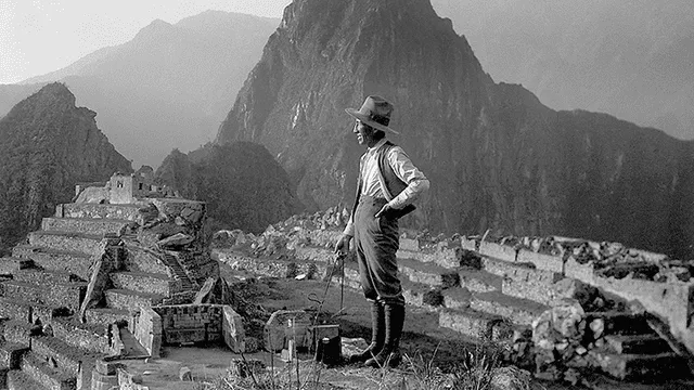 Fotografía. Retrato de Martín Chambi en Machu Picchu, en 1924. Fue un maestro de la imagen. el claroscuro y la luz.