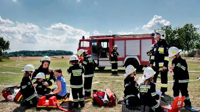 La integrante más joven del departamento de bomberos de Miejsce Odrzańskie tiene dos años. Foto: NY Times.