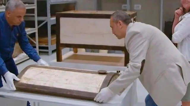 Investigadores procedieron a abrir la caja de 3 500 años de antigüedad ante las cámaras. Foto: Captura video.