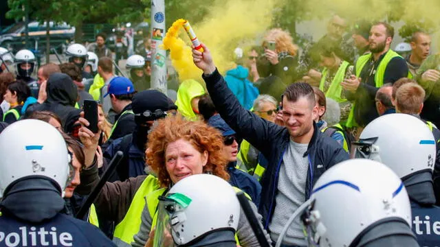 Chalecos amarillos de Francia vuelven a las calles junto a 10 000 personas