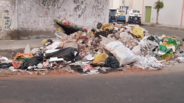 Escolares piden a los vecinos no arrojar basura en las calles