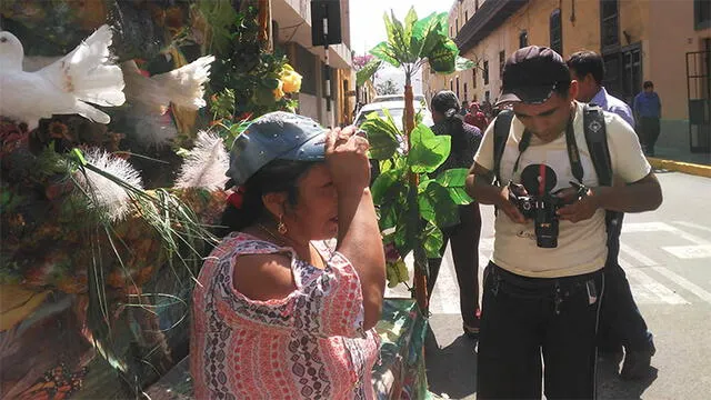 Explotan aves para que público se tome fotografías en el Centro de Lima