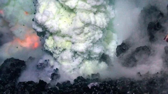 Volcán en el fondo del mar. Fuente: NOAA.