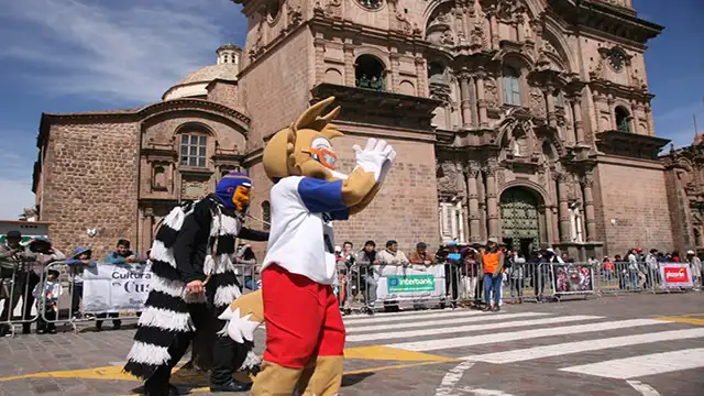 Fiebre del Mundial Rusia 2018: Mascota Zabivaka en fiestas del Cusco [FOTOS Y VIDEO]