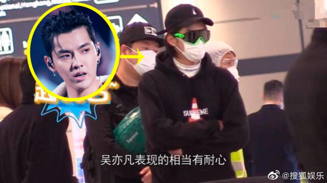 Wu Yi Fan  vestido de negro, con una máscara, gafas y una gorra haciendo cola para la inspección en el aeropuerto. 10 de marzo, 2020.