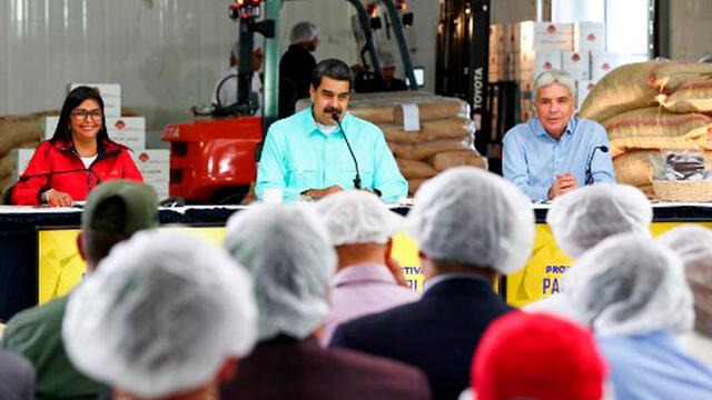 Nicolás Maduro en una rueda de prensa junto a Delcy Rodríguez. Foto: AFP.