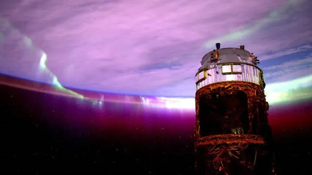 El brillo púrpura de Aurora tiñe de misterio el paisaje nocturno. Foto: NASA