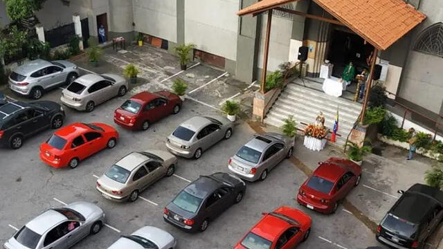 Los vehículos pequeños son ubicados en la parte de adelante en la "automisa" en Caracas, Venezuela. Foto: Santuario de Coromoto (El Diario)